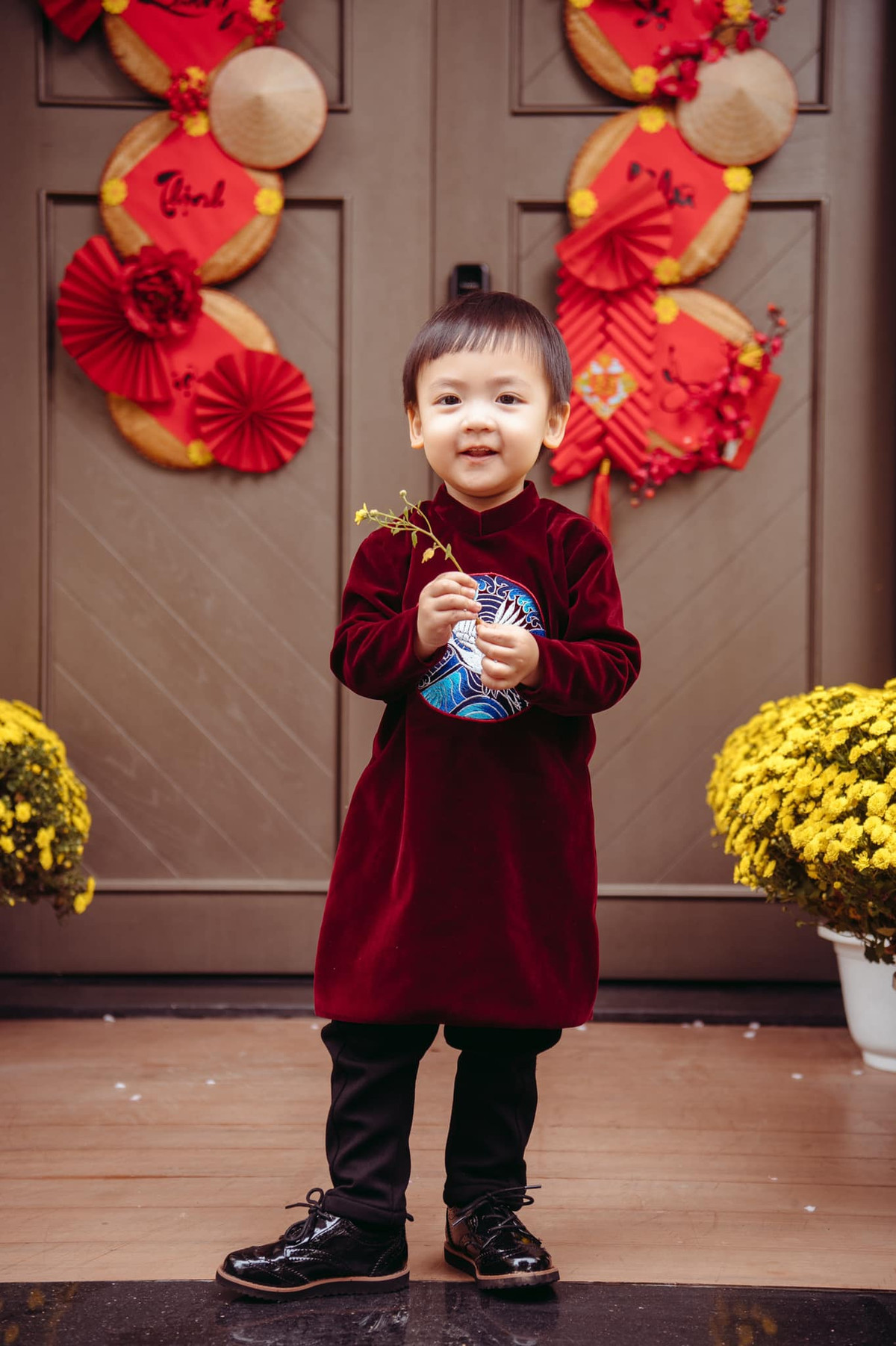 Đầu tháng 1 vừa qua, mỹ nhân sinh năm 1993 khoe ảnh con trai ngày đầu tiên đi học. Các fan "soi" ra nơi mà quý tử nhà Á hậu theo học đó là một ngôi trường quốc tế có tiếng tại Hà Nội. Được biết, mức học phí của ngôi trường này có giá khoảng 258,3 triệu đồng/ năm cho lớp mầm non.