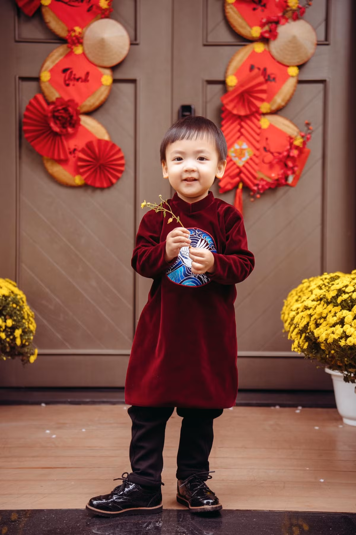 Đầu tháng 1 vừa qua, mỹ nhân sinh năm 1993 khoe ảnh con trai ngày đầu tiên đi học. Các fan "soi" ra nơi mà quý tử nhà Á hậu theo học đó là một ngôi trường quốc tế có tiếng tại Hà Nội. Được biết, mức học phí của ngôi trường này có giá khoảng 258,3 triệu đồng/ năm cho lớp mầm non.