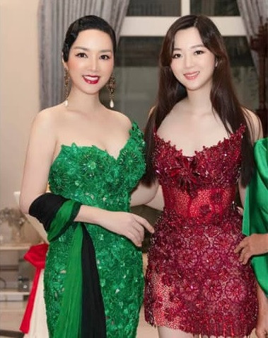 Ở tuổi 50, Hoa hậu Đền Hùng Giáng My vẫn đẹp bất chấp thời gian trong khi con gái 26 tuổi Anh Sa ngày càng xinh đẹp trưởng thành. Ảnh: FBNV.