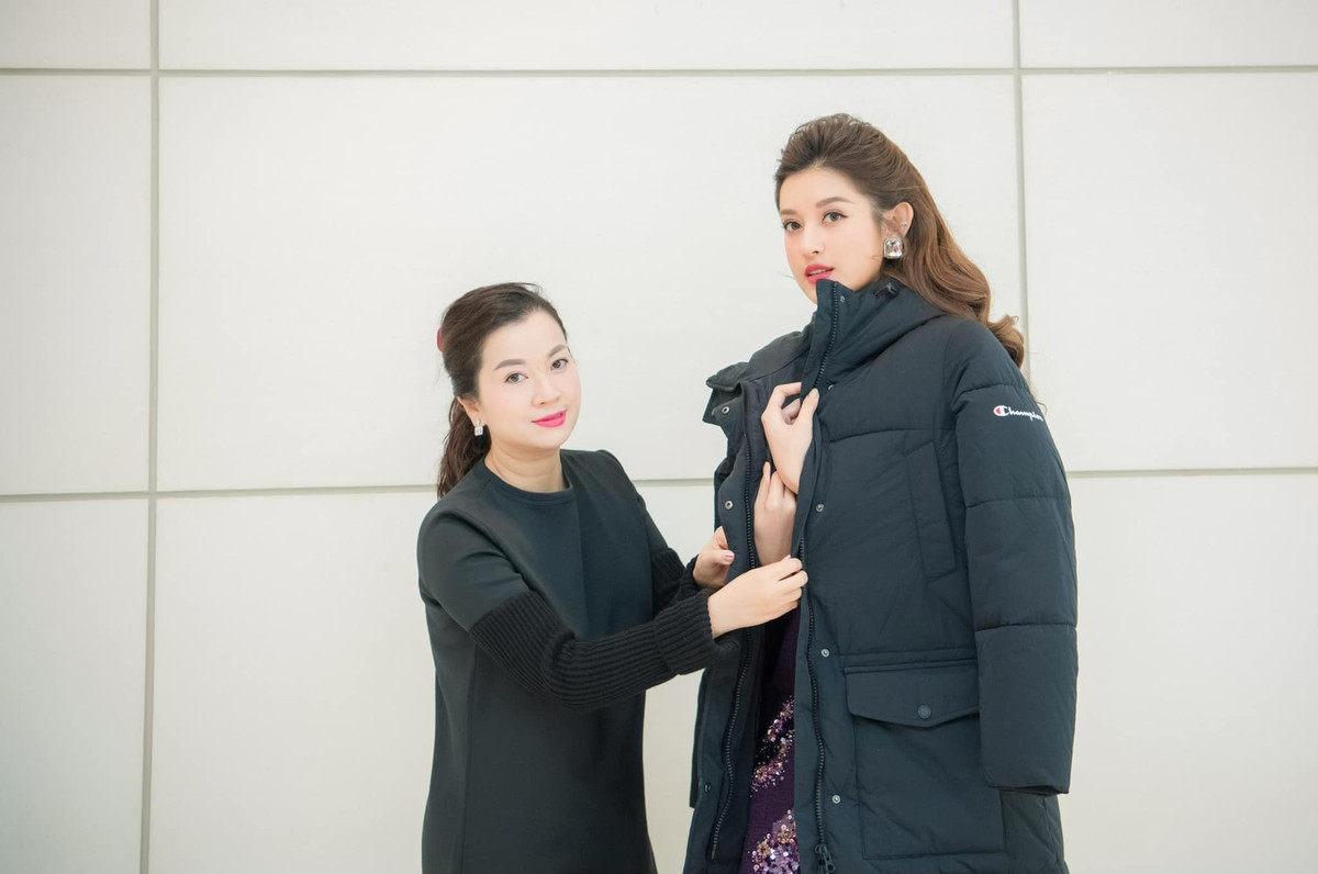 Mẹ Á hậu Huyền My luôn biết cách giữ gìn làn da, vóc dáng để luôn đẹp rạng rỡ và tự tin mỗi khi xuất hiện bên con gái trước công chúng.