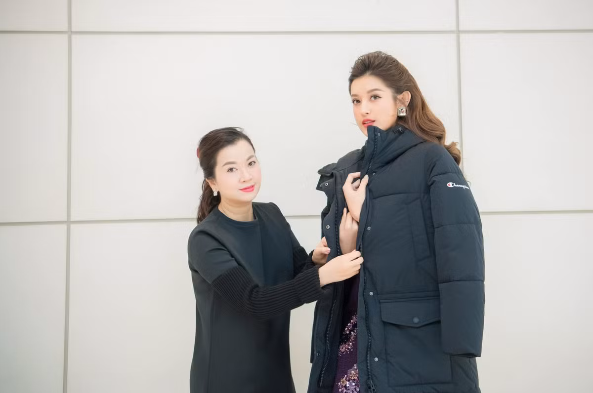 Mẹ Á hậu Huyền My luôn biết cách giữ gìn làn da, vóc dáng để luôn đẹp rạng rỡ và tự tin mỗi khi xuất hiện bên con gái trước công chúng.