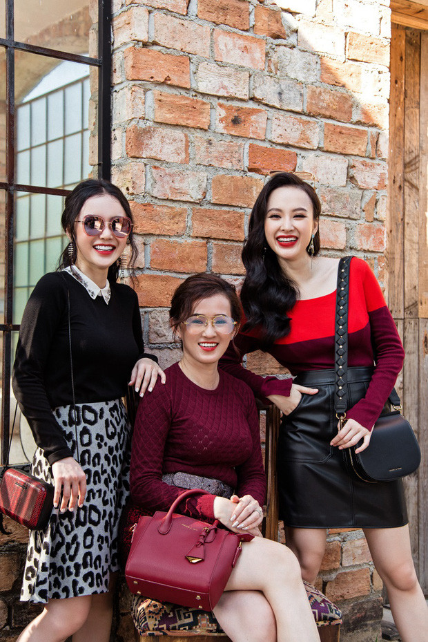 Trong nhiều bức ảnh chụp chung với hai con gái, mẹ của Angela Phương Trinh được nhiều người nhận xét rằng trông như 3 chị em gái vì nhan sắc trẻ trung.
