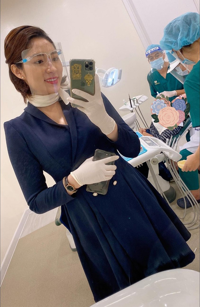 Bà mẹ hai con chia sẻ hình ảnh xinh đẹp và quảng cáo cho phòng khám răng nơi cô làm việc.