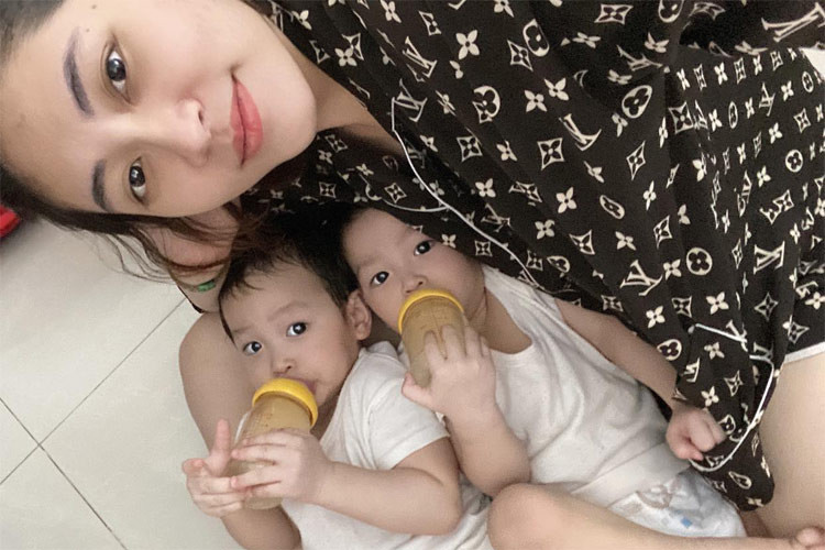 Một bức ảnh của ba mẹ con mà người đẹp sinh năm 1995 chia sẻ trên trang cá nhân. Sau ly hôn, Thu Thảo chăm sóc hai con trai, nhưng khi bận cô vẫn gửi con về nhờ chồng và ông bà nội chăm giúp.