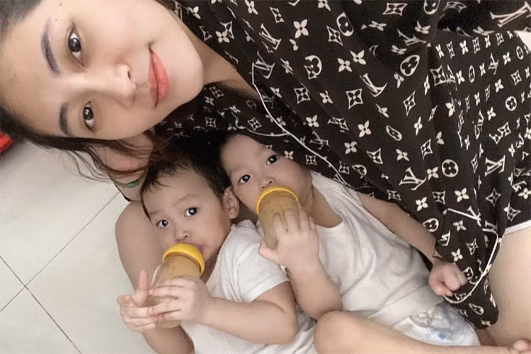 Một bức ảnh của ba mẹ con mà người đẹp sinh năm 1995 chia sẻ trên trang cá nhân. Sau ly hôn, Thu Thảo chăm sóc hai con trai, nhưng khi bận cô vẫn gửi con về nhờ chồng và ông bà nội chăm giúp.