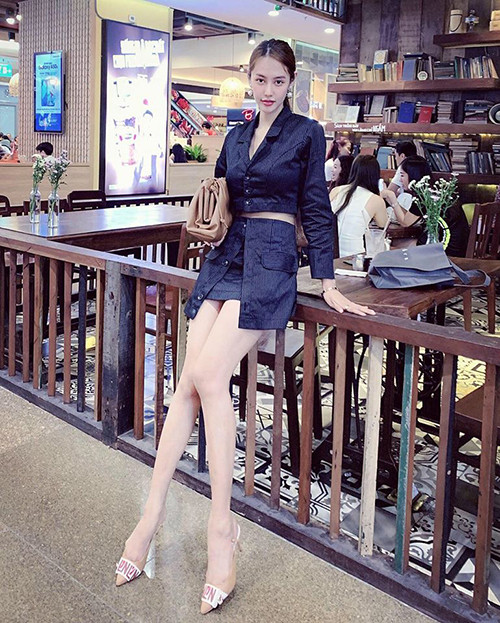 Người mẫu Linh Chi kéo chân dài cả thước khiến cô trông như người khổng lồ.