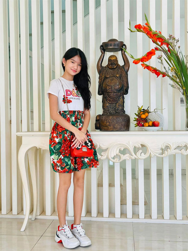 Từ nhan sắc tới thần thái của cô nhóc đều hứa hẹn là một mỹ nhân trong tương lai không xa.