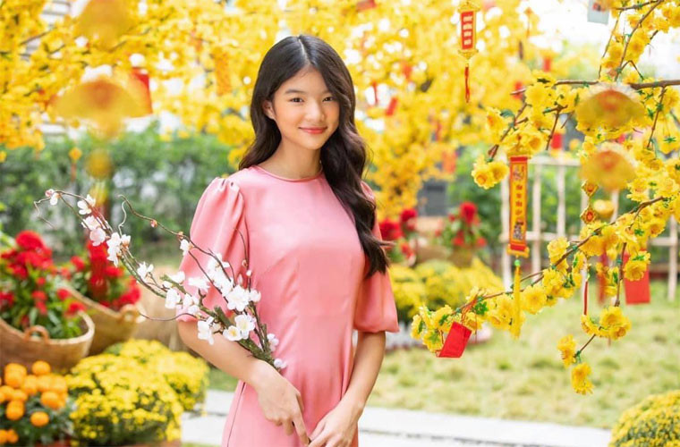 Càng lớn, cô nhóc lại càng trổ mã xinh đẹp, cao ráo và hứa hẹn là một mỹ nhân trong tương lai.