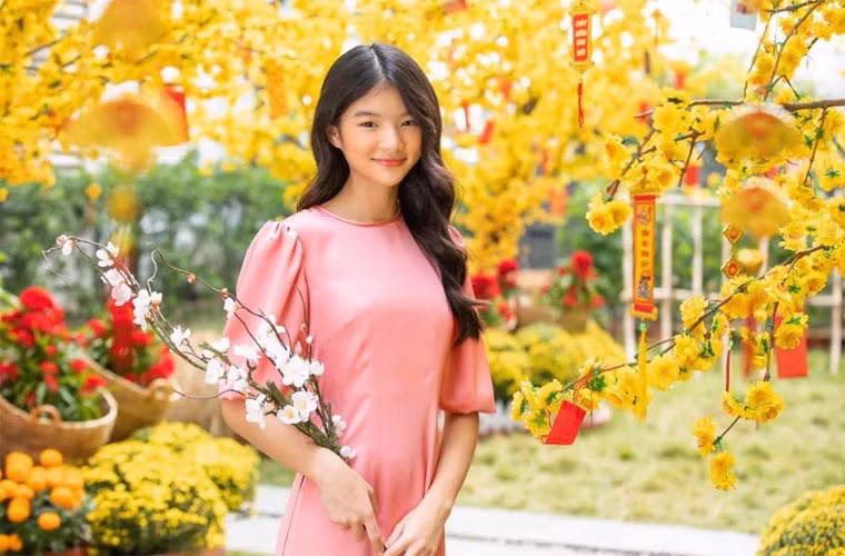 Càng lớn, cô nhóc lại càng trổ mã xinh đẹp, cao ráo và hứa hẹn là một mỹ nhân trong tương lai.