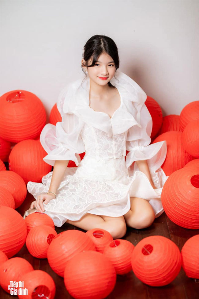  Con gái Trần Bảo Sơn tự tin trước ống kính máy ảnh để chụp ảnh mẫu.