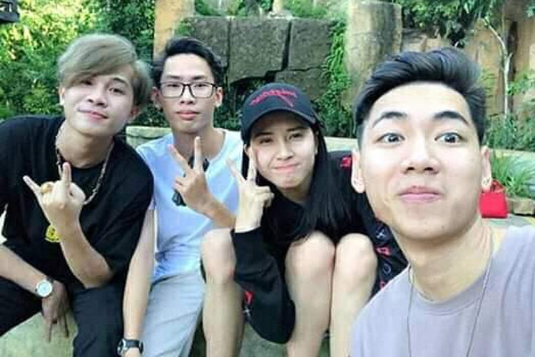 Theo thời gian, chàng ca sĩ quê Bến Tre bớt chân quê hơn khi nhuộm và để kiểu tóc khác đi.