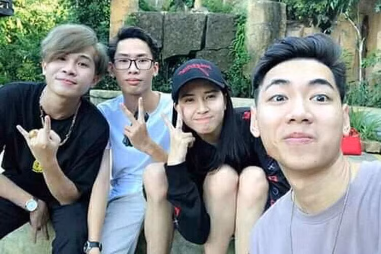 Theo thời gian, chàng ca sĩ quê Bến Tre bớt chân quê hơn khi nhuộm và để kiểu tóc khác đi.