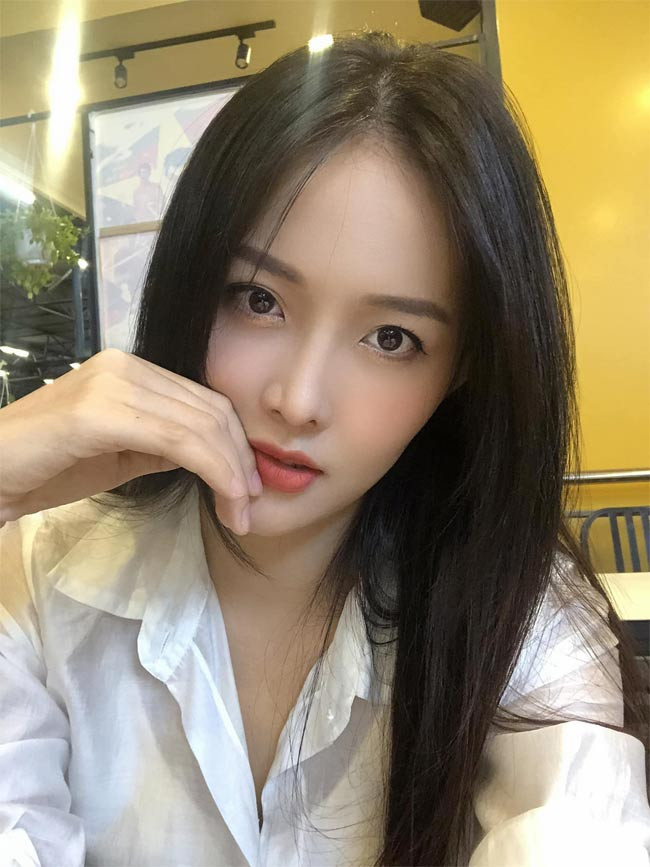 “Riêng bản thân tôi đã trả nợ cho mẹ tôi từ khi tôi bắt đầu kiếm được tiền vào năm 16 tuổi đến bây giờ là 10 năm con số chắc phải lên đến vài tỷ từ bấy đến giờ”, người đẹp sinh năm 1995 chia sẻ trên trang cá nhân.