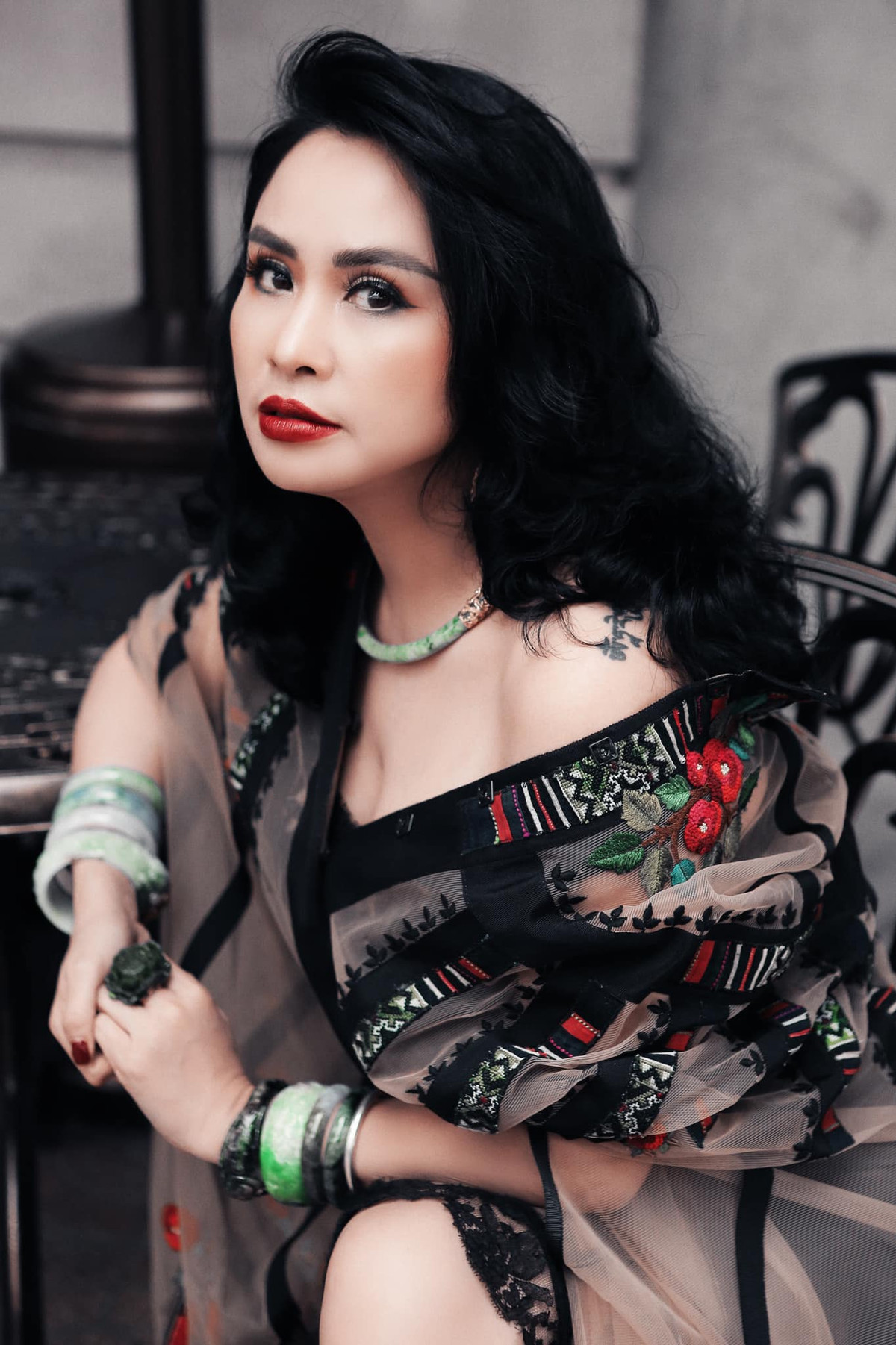 Dù giọng ca "Ôi quê tôi" xăm hình cỡ đại nhưng vẫn nhận được nhiều lời khen đẹp mắt.