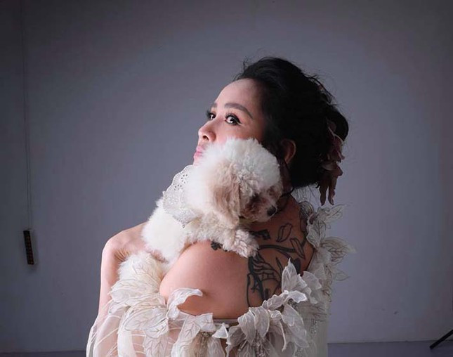 Nữ diva luôn biết cách khoe hình xăm một cách tinh tế, gợi cảm.