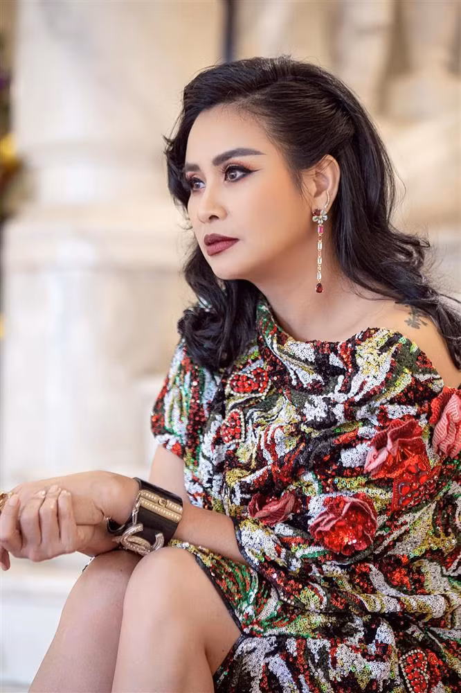 Trong những bức ảnh trên trang cá nhân trước đó, nữ diva từng để lộ hình xăm lấp ló sau lớp váy áo.