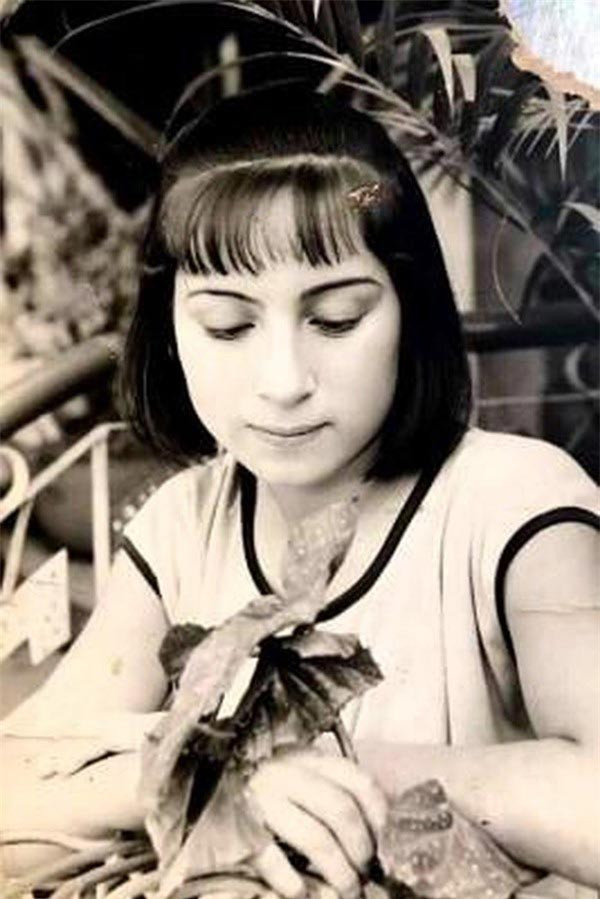 Năm 11 tuổi, khi mẹ qua đời, Phi Nhung phải phụ giúp ông bà làm việc chăm lo cho 5 em cùng mẹ khác cha. (Ảnh: doanhnghiepvn)