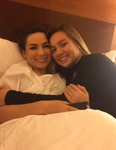 Mãi đến khi Wendy được 25 tuổi và có bằng tốt nghiệp cử nhân, Phi Nhung mới công khai danh tính con gái vì muốn con không bị mọi người soi mói dù cô chịu đủ điều tiếng, tin đồn. (Ảnh: FBNV)