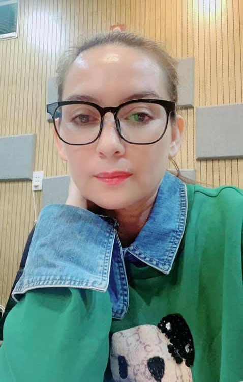 Đường tình duyên của Phi Nhung rất lận đận. Phi Nhung thừa nhận từng yêu và sống như vợ chồng với 2 người đàn ông. Tuy nhiên, hiện tại, ở tuổi U50 cô vẫn một mình lẻ bóng. Ngoài Wendy, Phi Nhung có 23 con nuôi, trong đó có ca sĩ trẻ Hồ Văn Cường. (Ảnh: FBNV) Xem video "Chuyện chưa kể về ca sĩ Phi Nhung". Nguồn VTC1