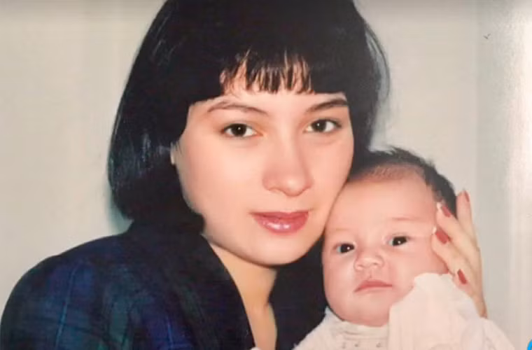 Năm 20 tuổi, Phi Nhung sinh con gái Wendy nhưng không dám kể với người thân và tự lái xe đến bệnh viện để sinh con. Con gái mới tròn 1 tháng tuổi, Phi Nhung mang cả con tới xưởng may vừa làm việc vừa trông con. (Ảnh: Vietnamnet)