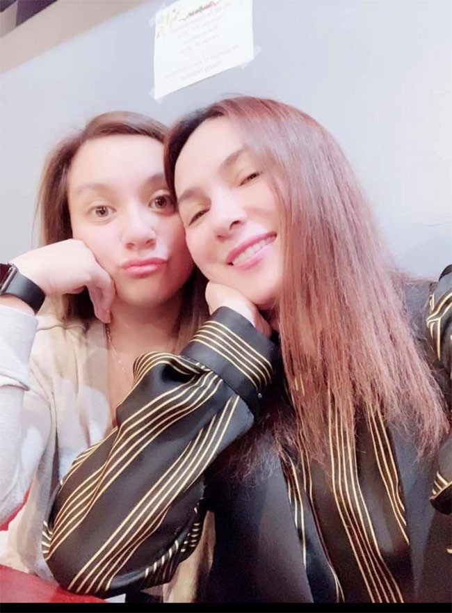 “Khi sinh con xong, Nhung mới cho ba của Wendy biết, tụi em lúc đó còn nhỏ và là bạn bè, ba của Wendy rất dễ thương, rất tốt”, Phi Nhung hé lộ về cha của con gái trong một chương trình truyền hình. (Ảnh: FBNV)