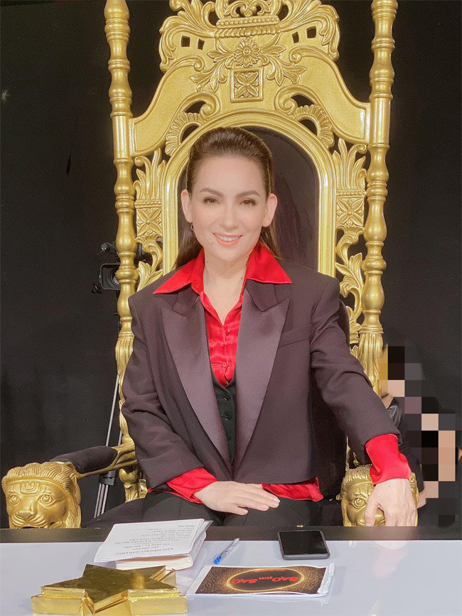 Người quản lý của Phi Nhung cũng cho biết: "Cha của bé là người Việt Nam và vẫn dành sự quan tâm của một người cha cho con. Phi Nhung luôn nói với con rằng, mẹ không có cơ hội có được cha và được cha quan tâm nhưng con thì phải có. Bao nhiêu năm qua, tuy không ở cùng nhau nhưng chưa bao giờ cô bé bị thiếu thốn tình cảm của cha mẹ. Còn về chu cấp kinh tế thì Phi Nhung không cần đến điều đó vì cô ấy đủ sức để lo cho con gái…". (Ảnh: FBNV)