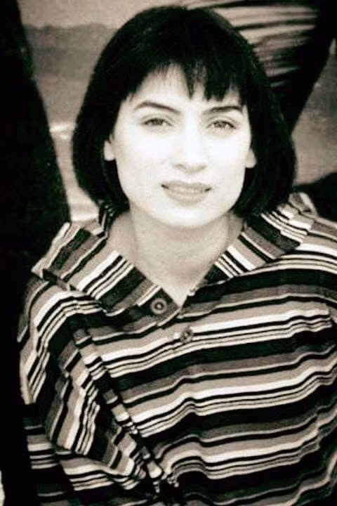 Khi mới sang Mỹ, cô được một tổ chức từ thiện dạy tiếng Anh trong 6 tháng và đào tạo cấp chứng chỉ dọn dẹp vệ sinh để đi làm ở khách sạn. Buổi đêm, cô lại tranh thủ thời gian may vá thuê. Sau đó Phi Nhung làm công nhân sản xuất đèn cầy và đóng hộp thực phẩm. Thời gian đó, vì làm hai công việc song song nên mỗi ngày cô chỉ có 3 tiếng để ngủ. (Ảnh: Tiền phong)