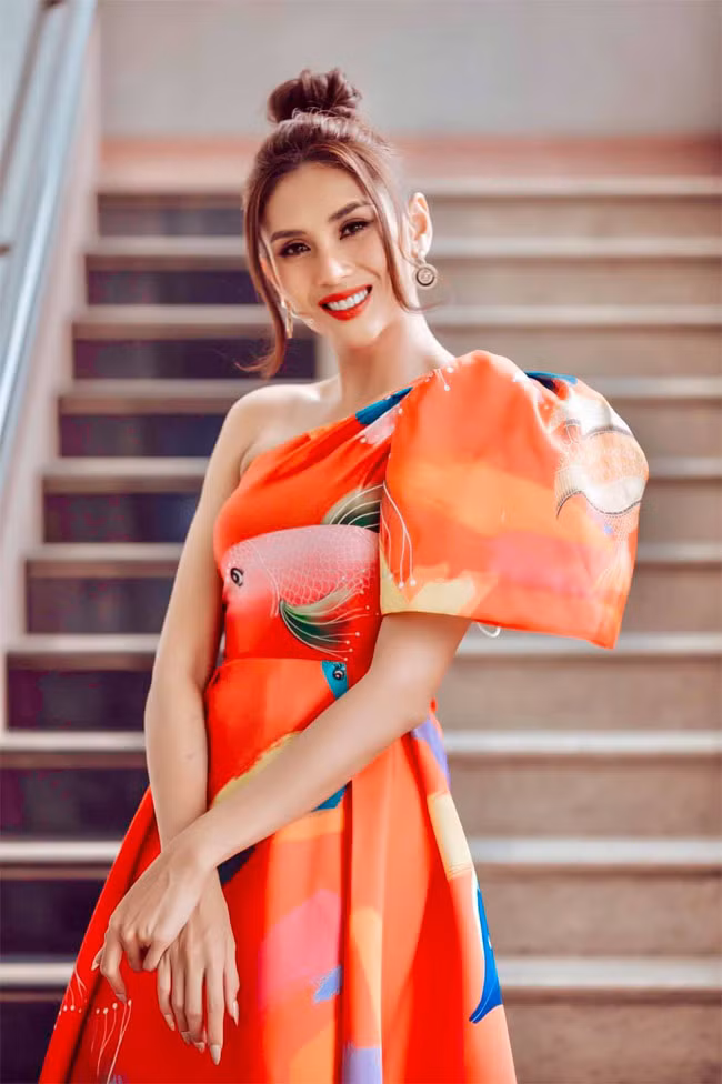 Hoàng Yến sở hữu khuôn mặt rất Tây, đôi chân dài 1m1 và vóc dáng chuẩn, nên cô là cái tên không thể thiếu trong các show thời trang đình đám. (Ảnh: FBNV)