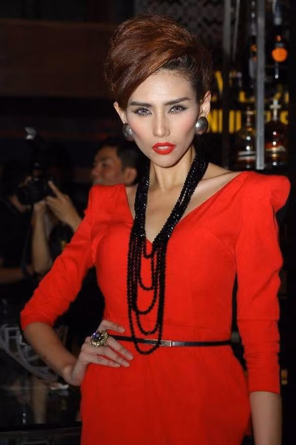 Đôi mắt mệt mỏi, khuôn mặt teo tóp, trông Võ Hoàng Yến lúc bấy giờ mất hết vẻ rực rỡ vốn có. (Ảnh: ĐSPL)