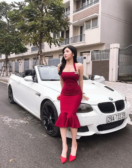 Người đẹp sinh năm 1992 chăm khoe vóc dáng gợi cảm "đốt mắt" người xem.