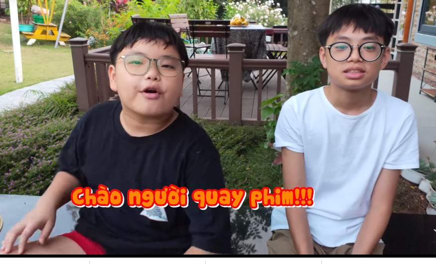 Trên trang cá nhân, nam nghệ sĩ cũng thoải mái chia sẻ hình ảnh của hai cậu con trai dễ thương.