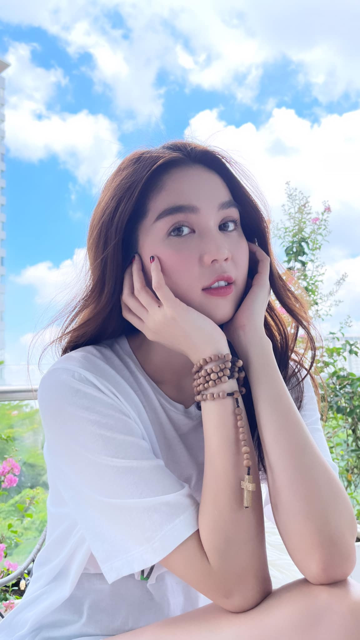 Ngọc Trinh chăm thay đổi phong cách từ gợi cảm đến kín đáo.