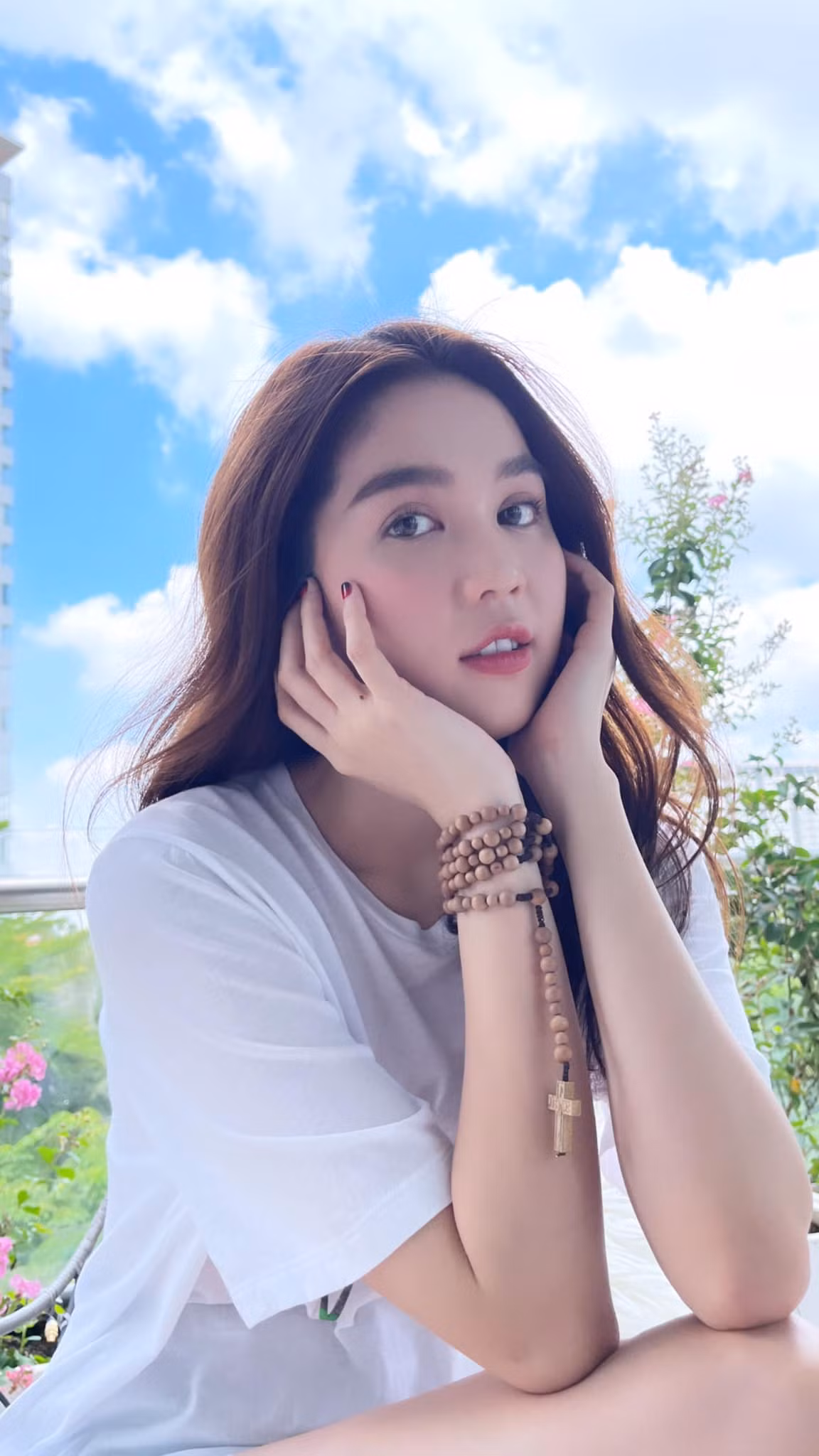 Ngọc Trinh chăm thay đổi phong cách từ gợi cảm đến kín đáo.