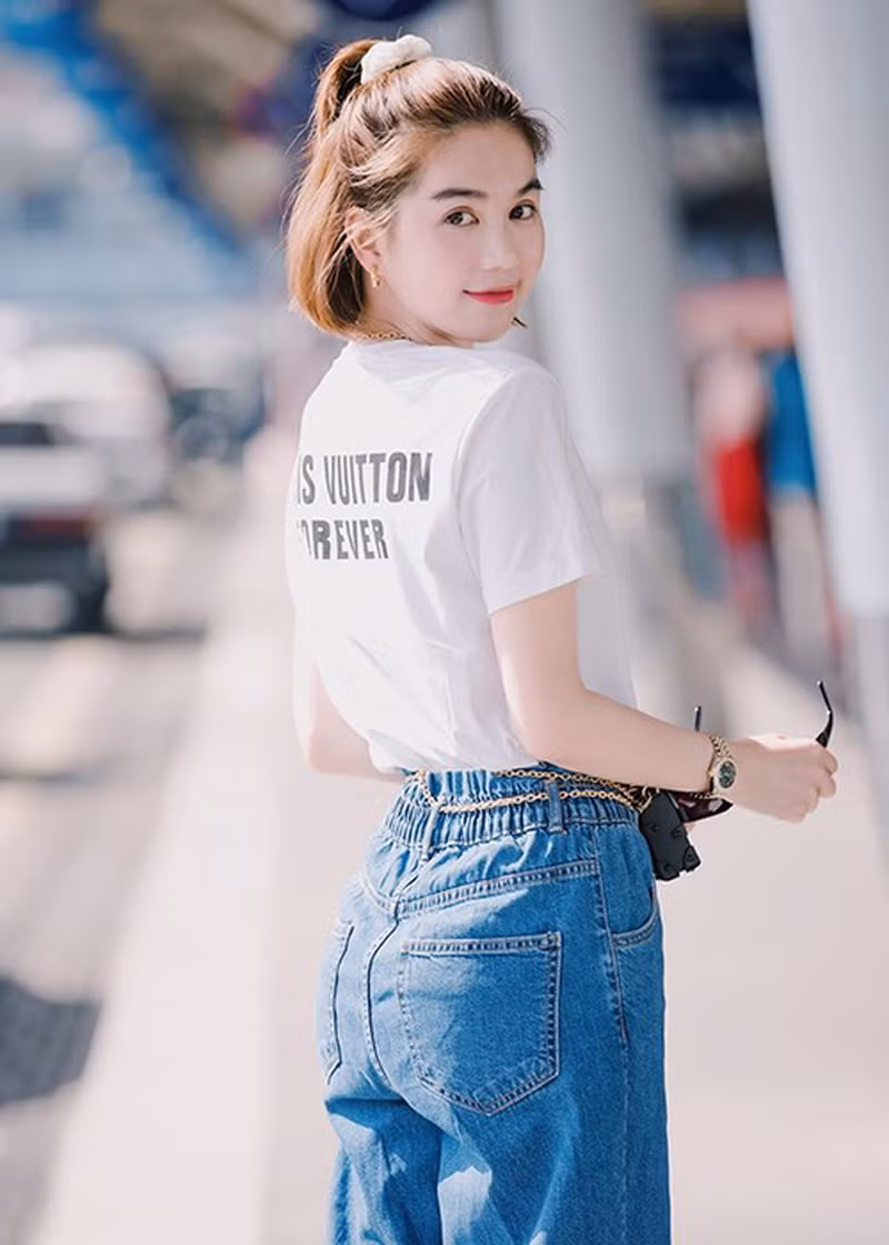 Mỹ nhân gốc Trà Vinh "hack tuổi" với set đồ trẻ trung.