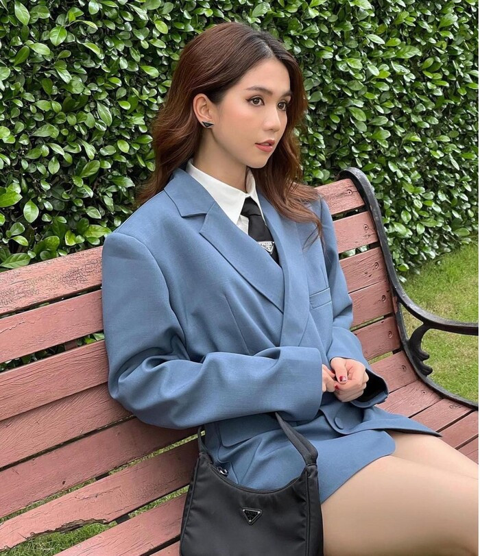 "Nữ hoàng nội y" chọn set đồ màu xám ghi kết hợp với áo sơ mi thắt cà vạt.