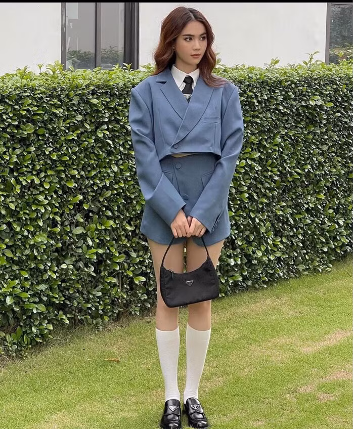 Chiếc áo kiểu dáng crop top có thiết kế rộng rãi kết hợp chân váy ngắn giúp Ngọc Trinh khoe triệt để đôi chân dài.