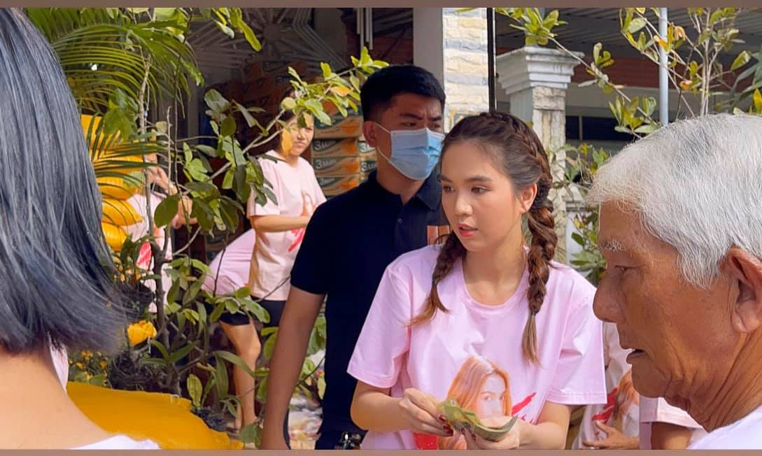 Đời thường, Ngọc Trinh chuộng phong cách thoải mái và năng động.