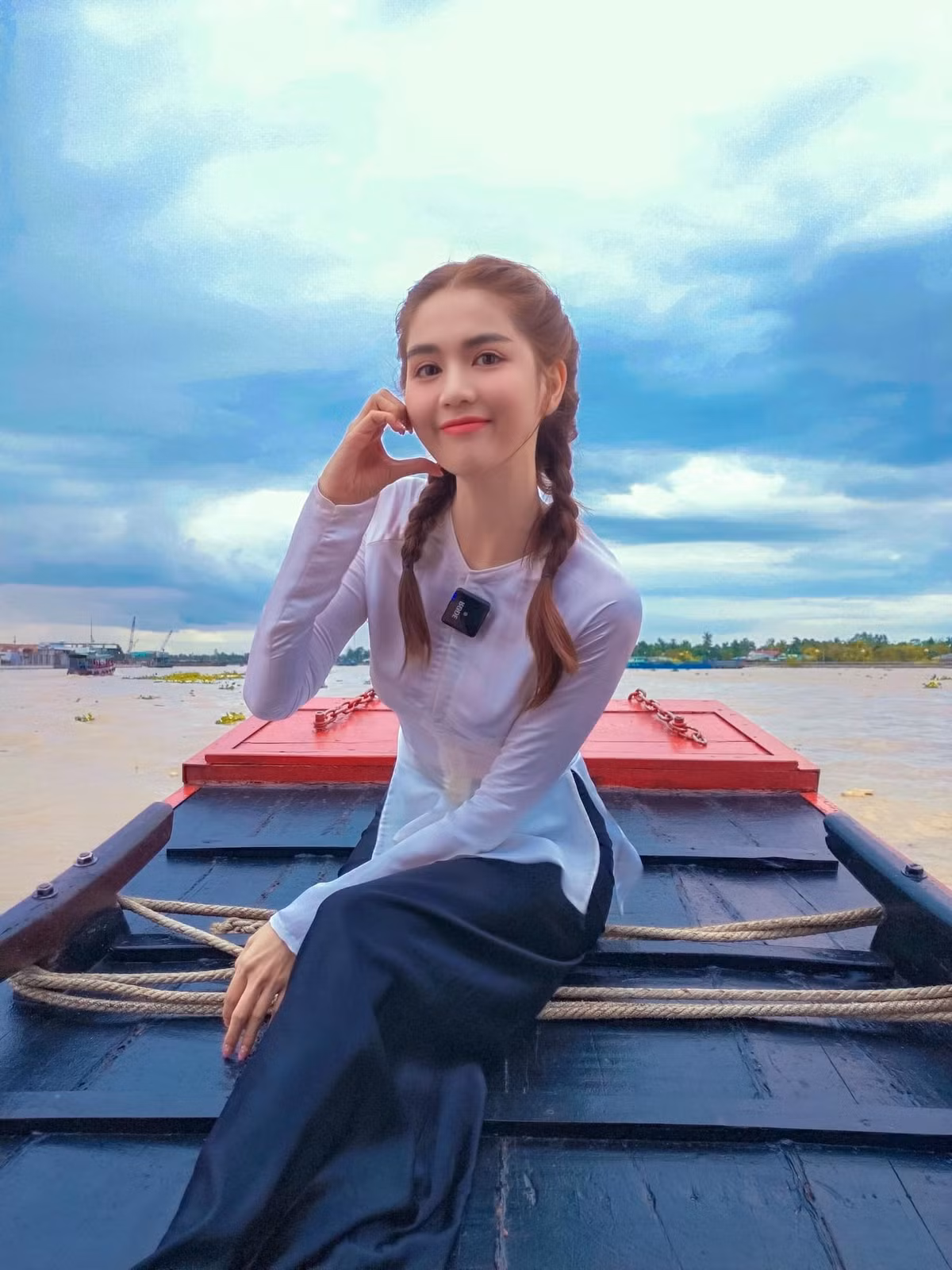 Trong nhiều khoảnh khắc chia sẻ lên mạng xã hội, Ngọc Trinh diện áo bà ba kết hợp lối trang điểm nhẹ nhàng đúng chuẩn phụ nữ miền Tây.