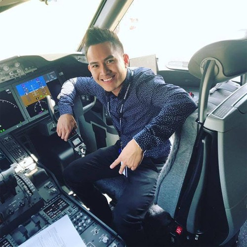 Con trai sinh năm 1990 của nam danh hài làm việc ở hãng hàng không Mỹ.