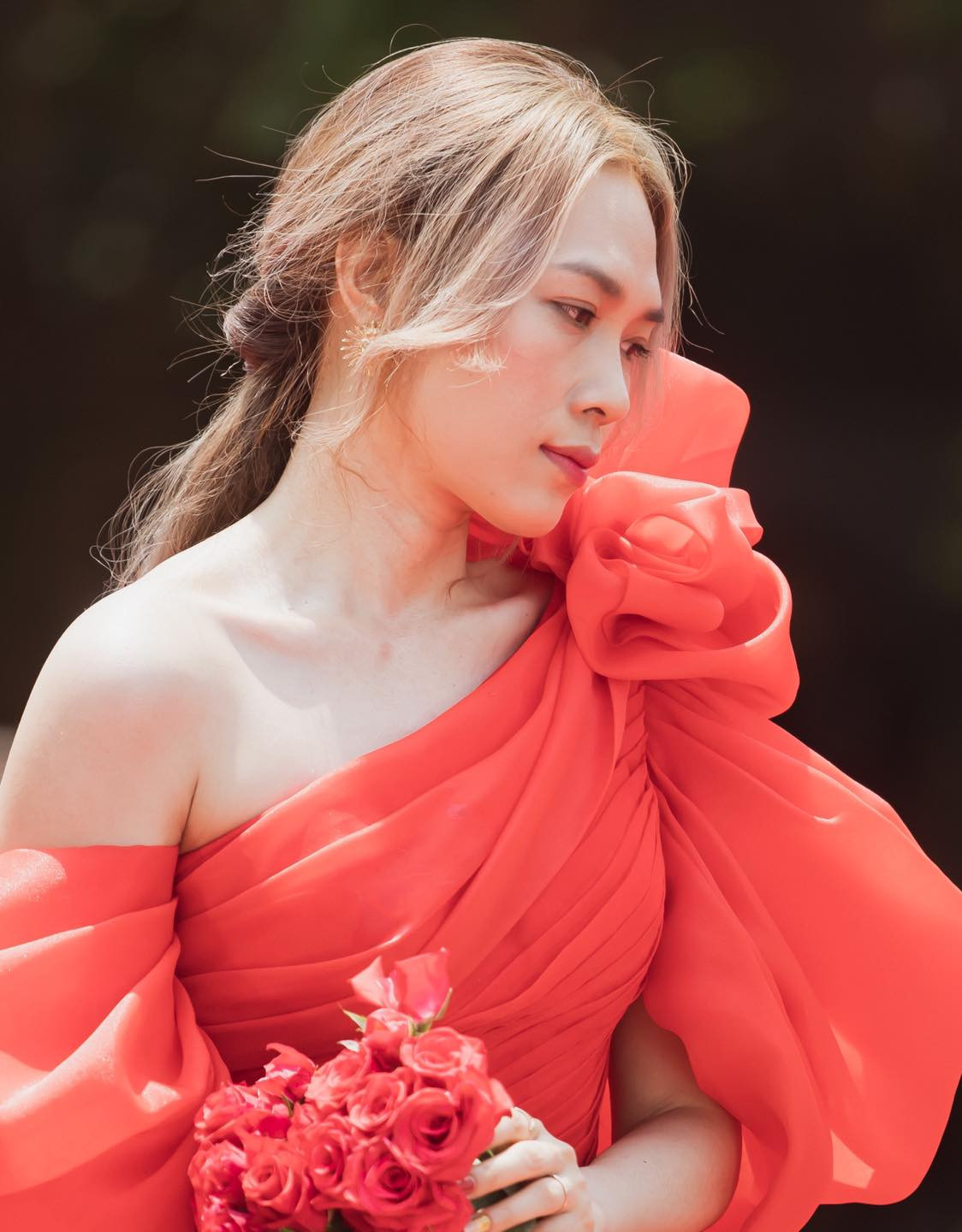 Giọng ca "Tóc nâu môi trầm" từng chia sẻ, khi yêu, cô không mạnh mẽ như trong công việc, rất đau khổ khi chia tay.