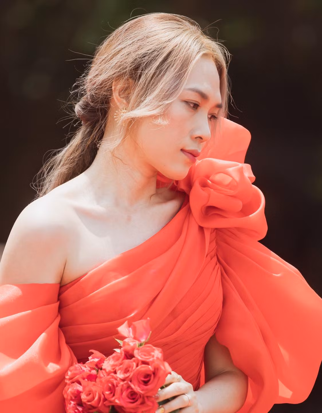 Giọng ca "Tóc nâu môi trầm" từng chia sẻ, khi yêu, cô không mạnh mẽ như trong công việc, rất đau khổ khi chia tay.