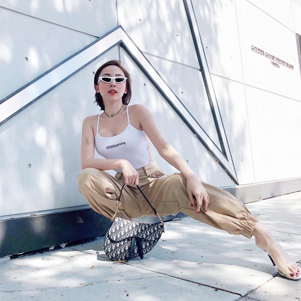 Tóc Tiên tạo dáng "bá đạo" giữa trời Tây. Cô nàng nhắn nhủ: "Khi bạn mỏi chân giữa Hollywood thì cứ việc ngồi xuống thôi!".