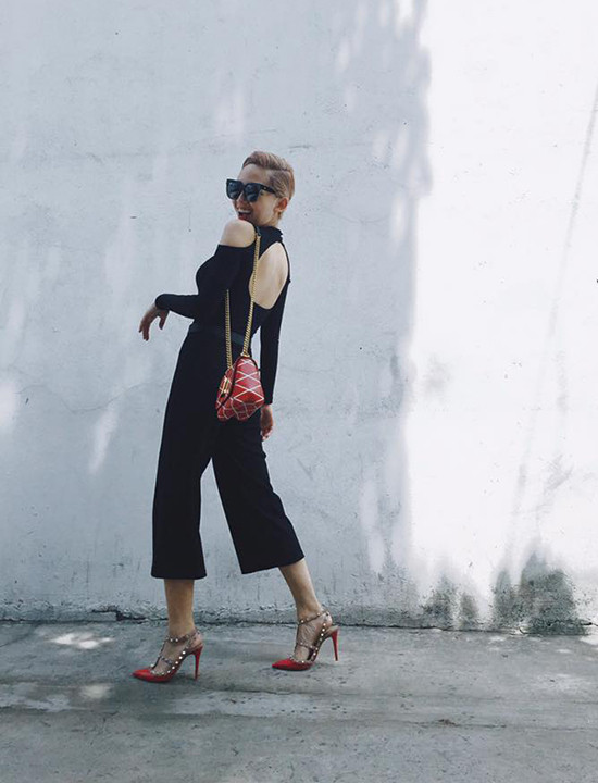 Đẹp lại sành điệu nên dù có tạo dáng hơi "kỳ" Tóc Tiên vẫn cuốn hút.