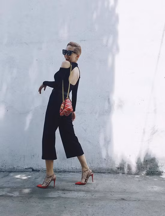 Đẹp lại sành điệu nên dù có tạo dáng hơi "kỳ" Tóc Tiên vẫn cuốn hút.