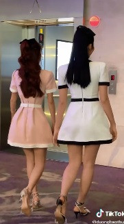 Trong một đoạn clip chia sẻ trên TikTok cho thấy, vòng hai nhỏ tới mức Nhã Phương phải xếp phần váy ở phía sau eo lại mới vừa. Ảnh: TikTok.