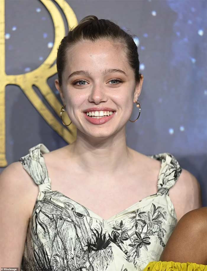 Càng lớn, ngoại hình của Shiloh ngày càng giống mẹ nhất là khi cô bé thay đổi style nữ tính như bây giờ. (Ảnh: WireImage)