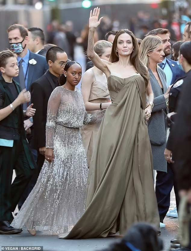 Ngoài Shiloh, Zahara, hộ tống Angelina Jolie đi dự sự kiện công chiếu "Eternals" còn có hai con sinh đôi Knox Leon, Vivienne Marcheline và cậu cả Maddox. (Ảnh: Backgrid)