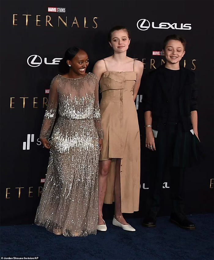 Hình ảnh nữ tính của Shiloh khiến cô bé trở thành tâm điểm chú ý khi xuất hiện cùng mẹ Jolie trong những sự kiện ra mắt phim gần đây. (Ảnh: AP)