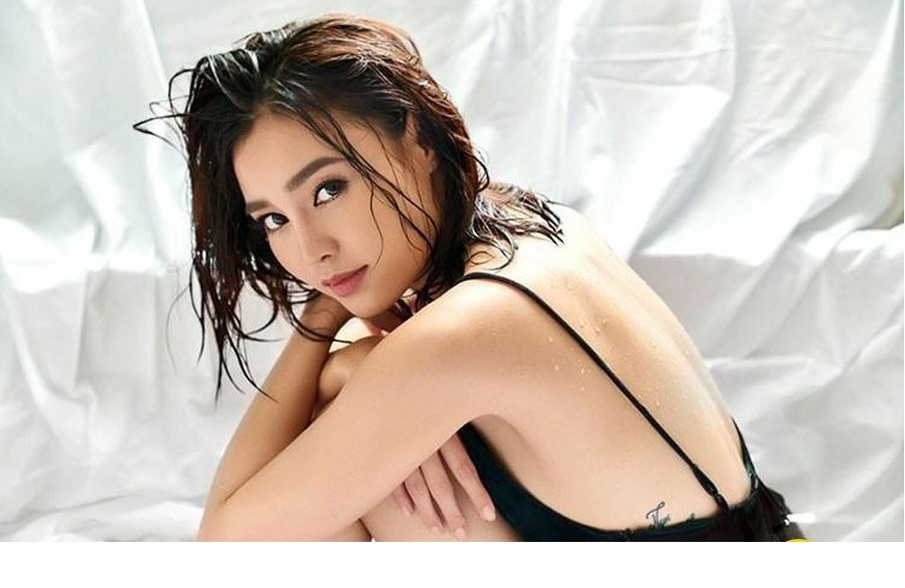 Được biết, Lan Ngọc xăm vào thời điểm lâm vào khủng hoảng, stress nặng nề. Ngoài hình xăm ngang ngực, cô có thêm một hình xăm khác ở phần sau lưng, đoạn võng lưng nơi thắt eo.