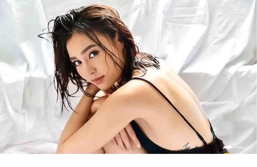 Được biết, Lan Ngọc xăm vào thời điểm lâm vào khủng hoảng, stress nặng nề. Ngoài hình xăm ngang ngực, cô có thêm một hình xăm khác ở phần sau lưng, đoạn võng lưng nơi thắt eo.